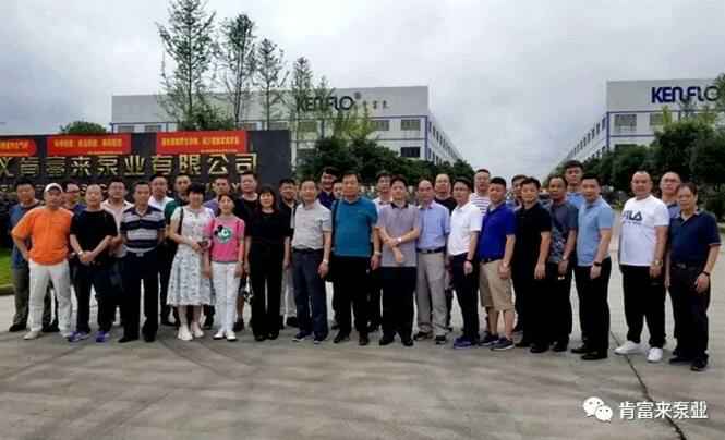 与会人员在遵义苏州韩志科技产品销售有限公司有限公司大门口合影留念